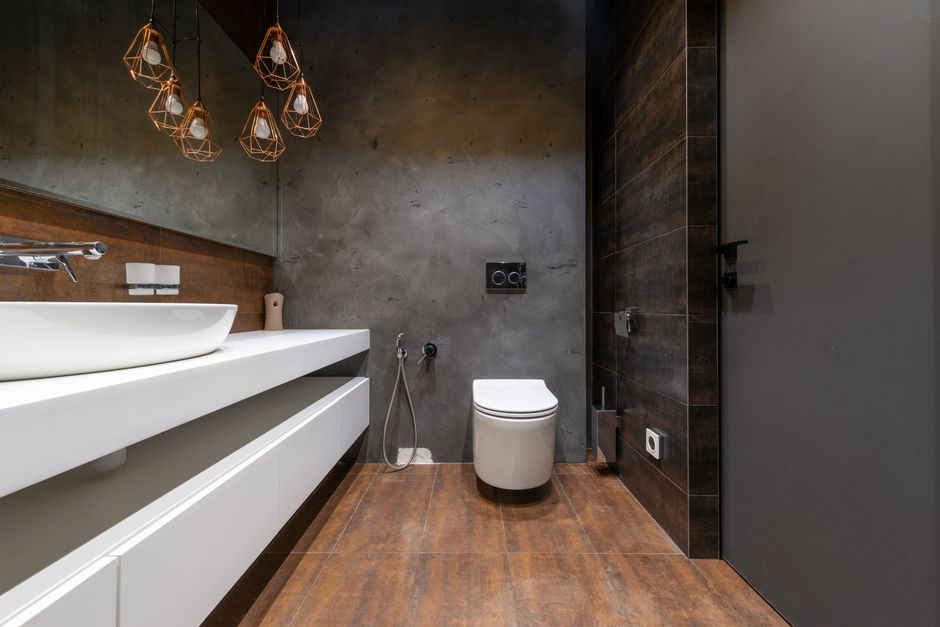 Minimalistisches Badezimmerdesign in hellen Farben.