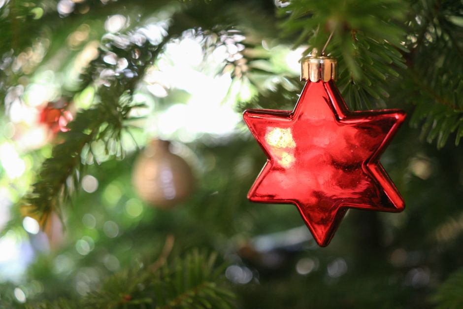Winterliche Hygge-Deko mit Lichterketten im Wohnraum. Winterliche Hygge-Deko mit Lichterketten im Wohnraum.
