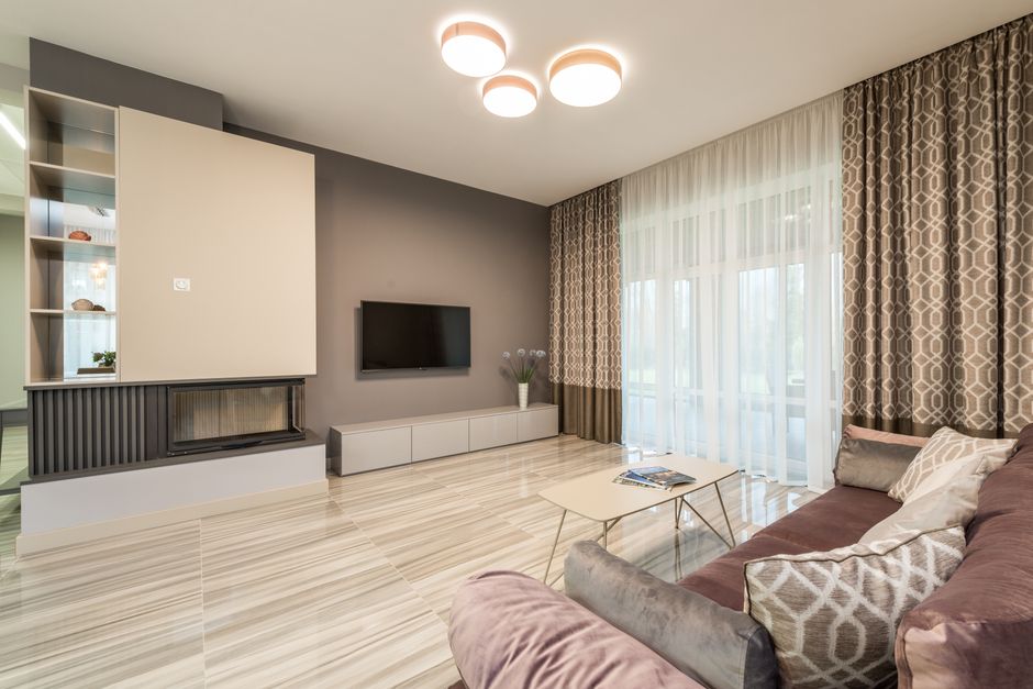 Fensterdekoration mit modernen, farbigen Vorhängen.