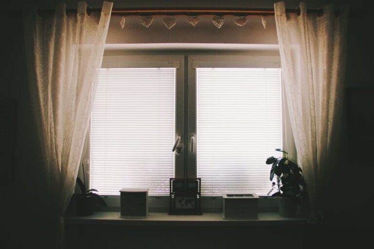 Creëer winterwarmte met houten gordijnen in je woonkamer
