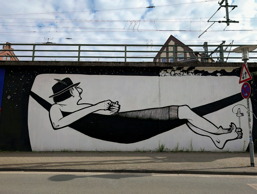 Büro eingerichtet mit buntem 3D-Mural.