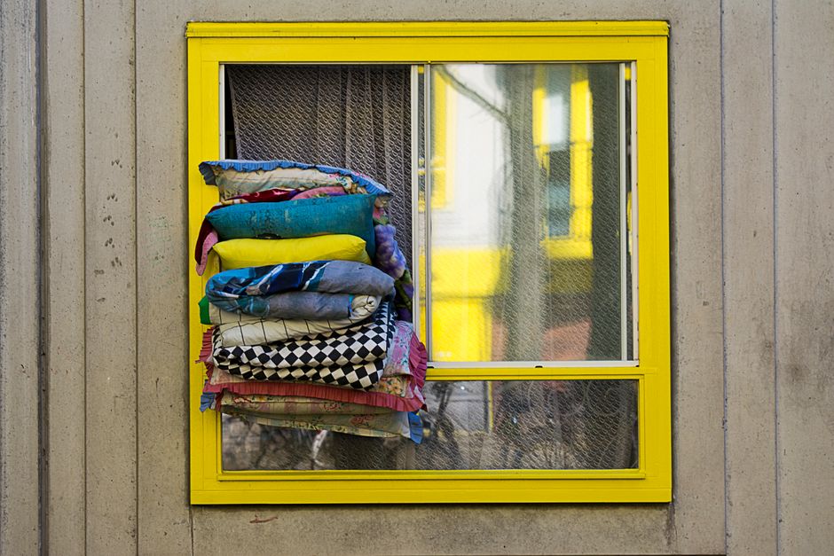 Gestapelte Lagen von Decken fürs Fenster