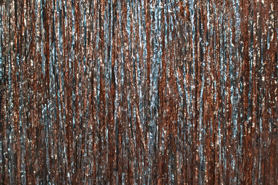 Glamouröser Weihnachtstisch mit metallic Vorhängen. Glamouröser Weihnachtstisch mit metallic Vorhängen.