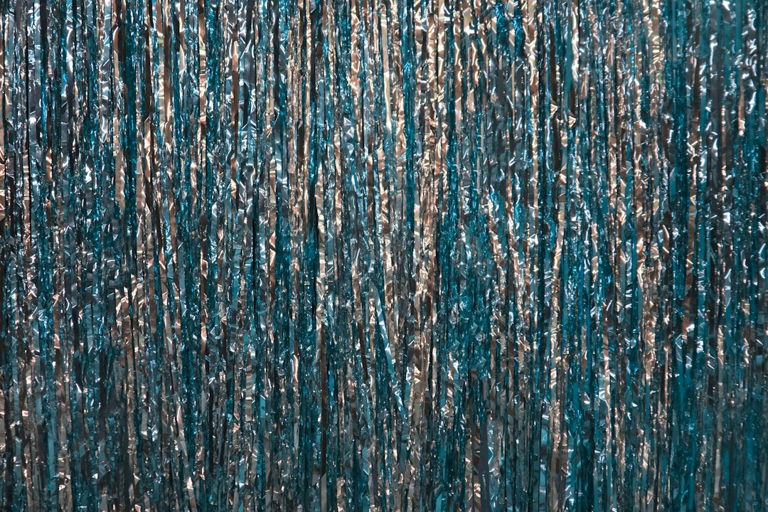 Elegante metallic Vorhänge im festlichen Wohnzimmer. Elegante metallic Vorhänge im festlichen Wohnzimmer.